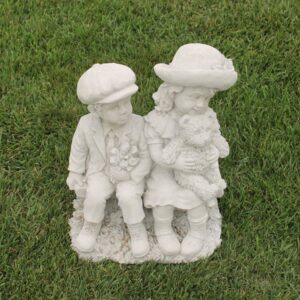 Garçon et fillette avec peluche