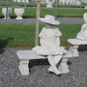 Fillette assise sur un banc