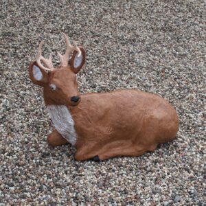 Grand cerf couché avec des bois