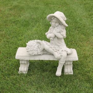 Fillette avec un panier de fleurs sur un banc