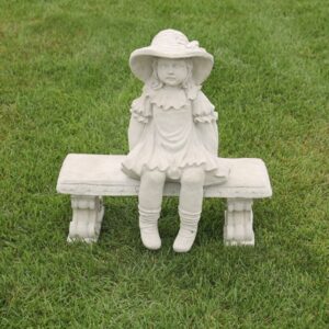 Fillette de campagne sur un banc