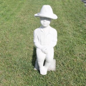 Garçon avec chapeau qui pêche