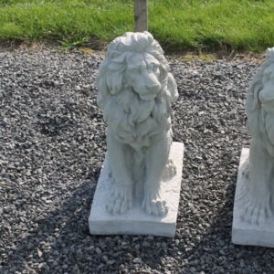 Lion assis (gauche)