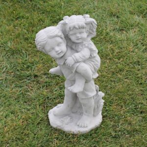 Enfant sur le dos d'un autre