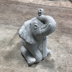 Éléphant avec trompe relevée