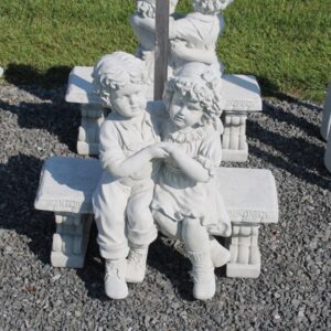Enfants assis (avec banc)