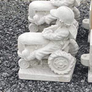 Garçon conduisant un tracteur